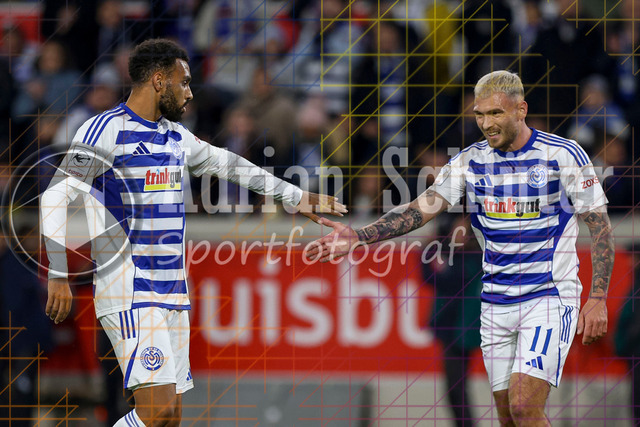 MSV Duisburg vs Rot-Weiss Essen - 3. Liga | Duisburg, Deutschland, 26.10.25:   Jesse Edem Tugbenyo (MSV Duisburg) und Maximilian Dittgen (MSV Duisburg) gestikuliert, Gestik waehrend des Spiels der 3. Liga MSV Duisburg vs Rot-Weiss Essen in der schauinsland-reisen-arena(Foto von Brauer-Fotoagentur / Adrian Schlueter)