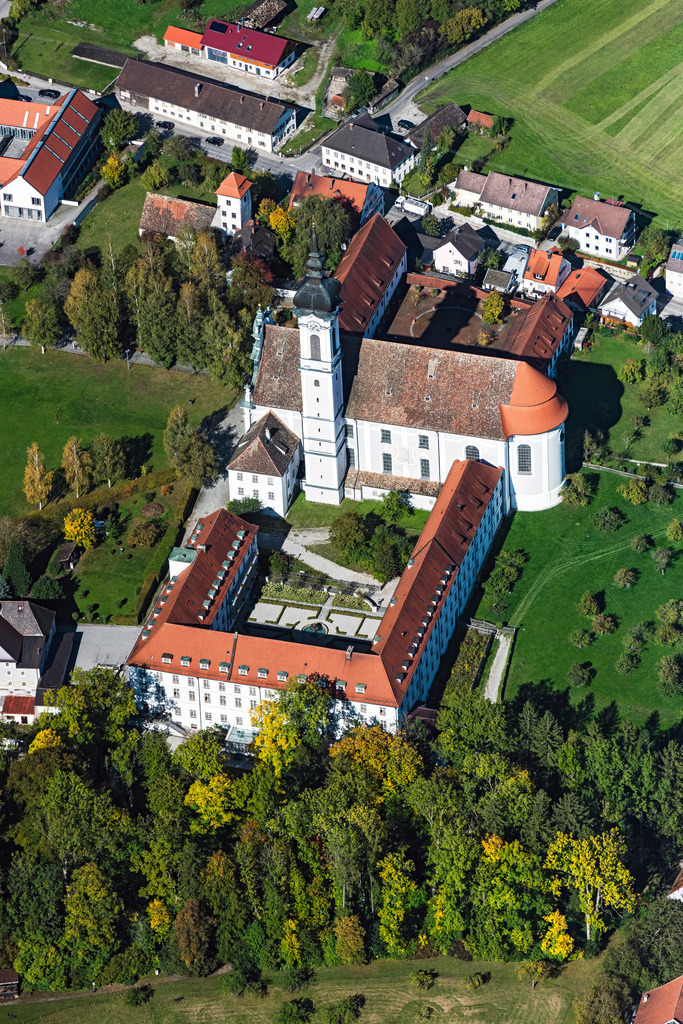 dr__0038670.jpg | DIEßEN AM AMMERSEE 11.10.2019 Kirchengebäude des Münster Marienkirche in Dießen am Ammersee im Bundesland Bayern, Deutschland. // Church building of the cathedral of Marienkirche in Diessen am Ammersee in the state Bavaria, Germany. Foto: Daniel Reiter