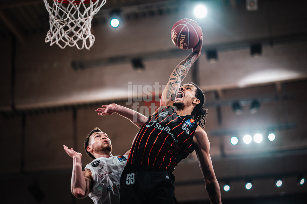 Basketball | Männer | Saison 2023/2024 | easyCredit Basketball Bundesliga | 32. Spieltag | Veolia Towers Hamburg vs. NINERS Chemnitz | 04.05.2024 | Kevin Yebo (#53, NINERS Chemnitz) beim Dunk gegen Brae Ivey (#8, Veolia Towers Hamburg)