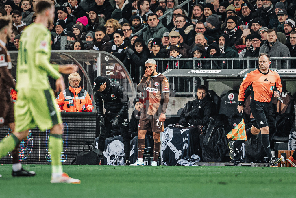 Fußball | Männer | Saison 2024/2025  | Fußball-Bundesliga | 26. Spieltag | FC St. Pauli vs. TSG Hoffenheim | 14.03.2025 | Elias Saad (#26, FC St. Pauli) schluckt an der Seitenlinie etwas