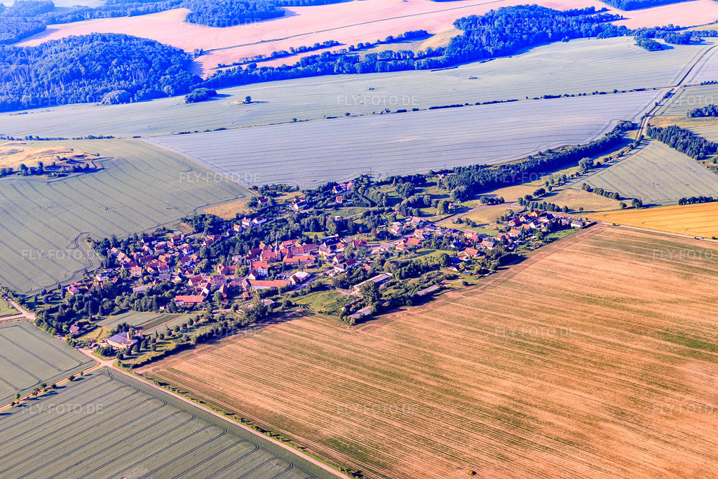 Luftbild: Dorfansicht aus Norden im Ortsteil Ulzigerode in Arnstein im Bundesland Sachsen-Anhalt in Deutschland. Foto: IMG_148081.jpg vom 12.06.2025 durch Werner Riehm/FLY-FOTO.de