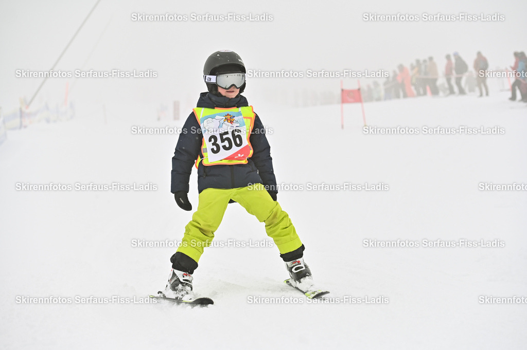 SRF_20.02.2026_0066 | Skirennfotos,Serfaus,Fiss,Ladis,Kinderskirennen,Winter,Tirol,Oberland,skirace,SFL,feelfree,weil wir's genießen,ski,Ski,skifahren,Sonnenplateau, - Realisiert mit Pictrs.com