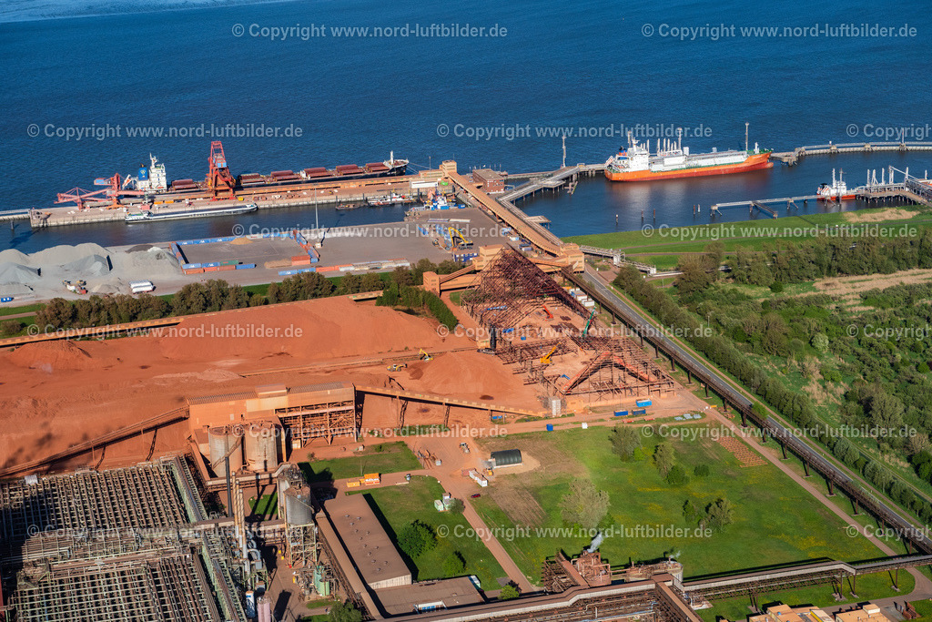 Stade_Aos_Bauxit_ELS_2465140522 | STADE 14.05.2022 Hafenanlage Stader Seehafen AOS am Bützflether Sand in Bützfleth im Bundesland Niedersachsen, Deutschland. Weiterführende Informationen bei: Dow Deutschland Anlagengesellschaft mbH. // Stader Seehafen Refinery equipment and management systems on the factory premises of the mineral oil manufacturers of Dow Deutschlond Anlagengesellschaft mbH in Buetzfleth in the state Lower Saxony, Germany. Further information at: Dow Deutschland Anlagengesellschaft mbH. Foto: Martin Elsen