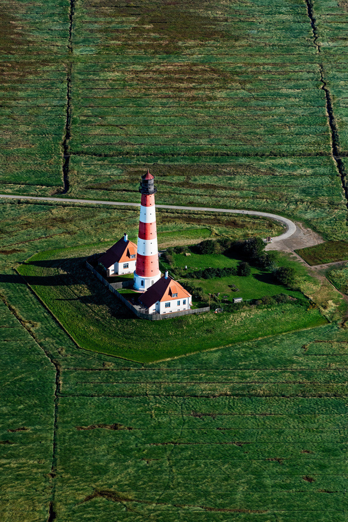dr__0057195.jpg | TATING 18.09.2020 Leuchtturm als historisches Seefahrtszeichen im Küstenbereich der Nordsee im Ortsteil Hauert in Westerhever im Bundesland Schleswig-Holstein. // Lighthouse as a historic seafaring character in the coastal area of North Sea in the district Hauert in Westerhever in the state Schleswig-Holstein. Foto: Daniel Reiter