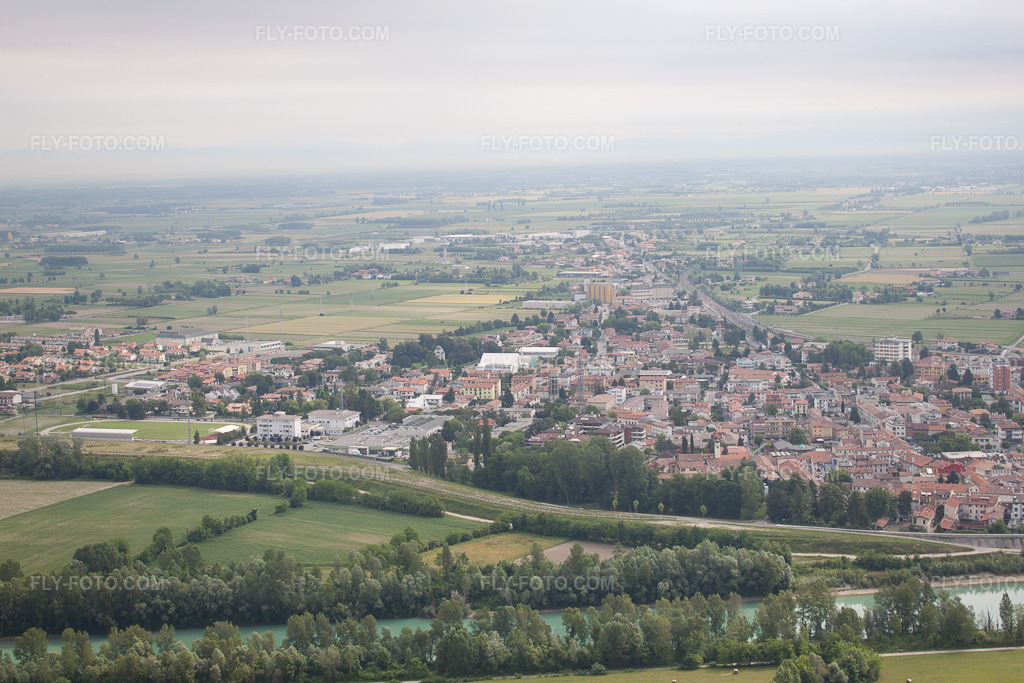 Aerial view: View of the town in Latisana in the state Friuli Venezia Giulia, Italy. – Photo: IMG_50235.jpg taken on 06/07/2012 by Werner Riehm/FLY-FOTO.com – Resolution of the original: 4752 x 3168 px