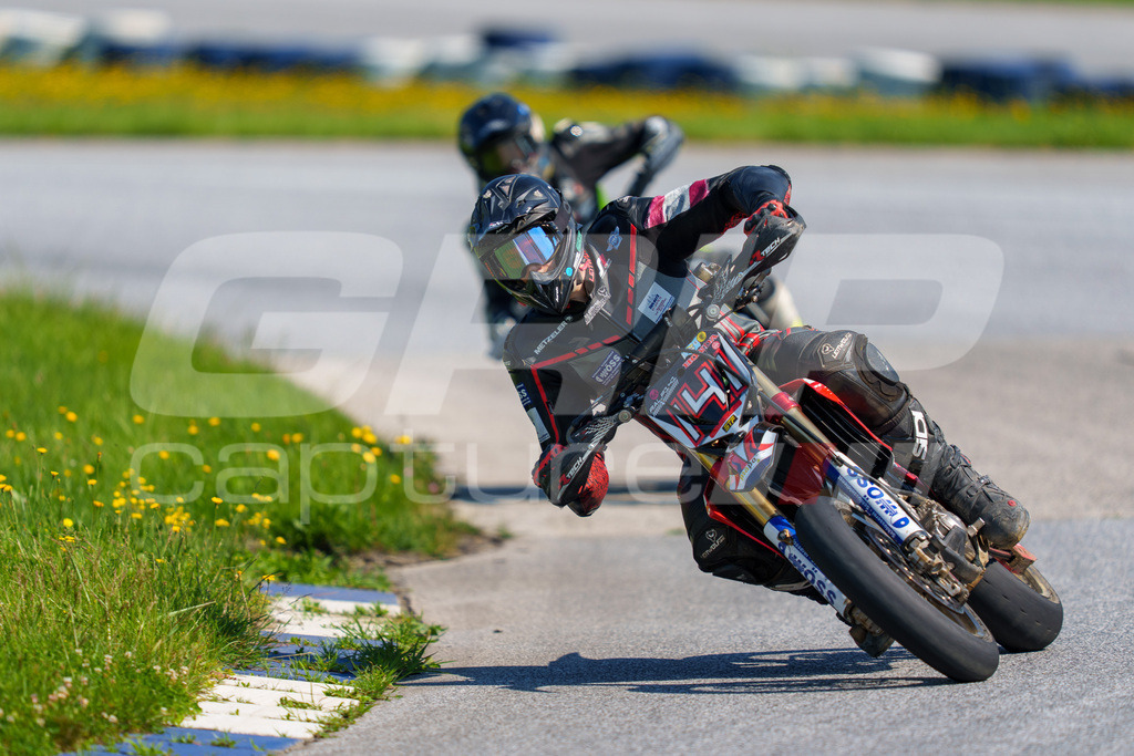 SuperMoto_Staatsmeisterschaft_Greinbach_298 | GRIPcapture steht für authentische Sportfotografie in Österreich – für Momente, die mehr sind als Geschwindigkeit oder Ergebnis. Es geht um Emotion, Spannung, Fokus und den Augenblick, der oft nur einen Wimpernschlag dauert.Ob Motorsport, Teamsport oder 