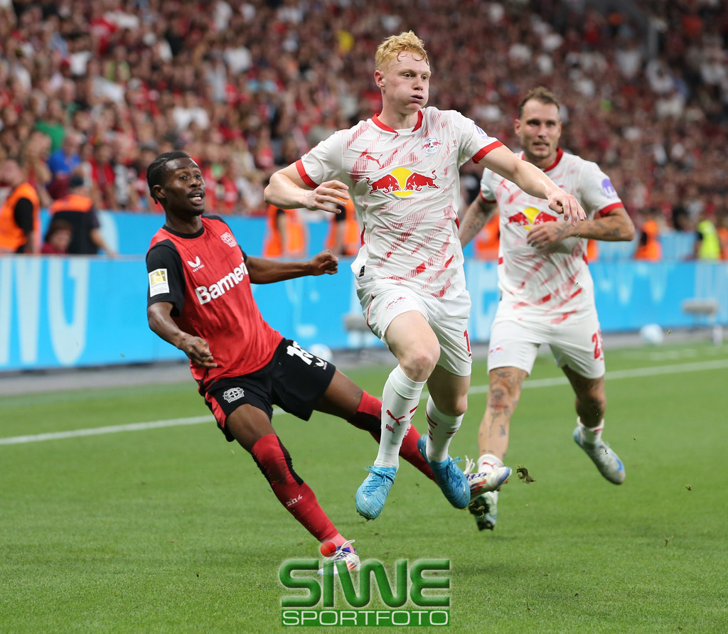 1.Fussball-Bundesliga  :    Bayer 04 Leverkusen--RB Leipzig   2.Spltg. | 31.08.2024.2024; Fussball; GER;  Saison 2024/2025 ; 1.Bundesliga;  2.Spieltag. :  Bayer 04 Leverkusen-- RB Leipzig  :     Nathan Tella (19/B04)  gegen  Nicolas Seiwald (13/RBL)  und  David Raum (22/RBL).DFL REGULATIONS PROHIBIT ANY USE OF PHOTOGRAPHS AS IMAGE SEQENCES AND/OR QUASI-VIDEO. - Realisiert mit Pictrs.com