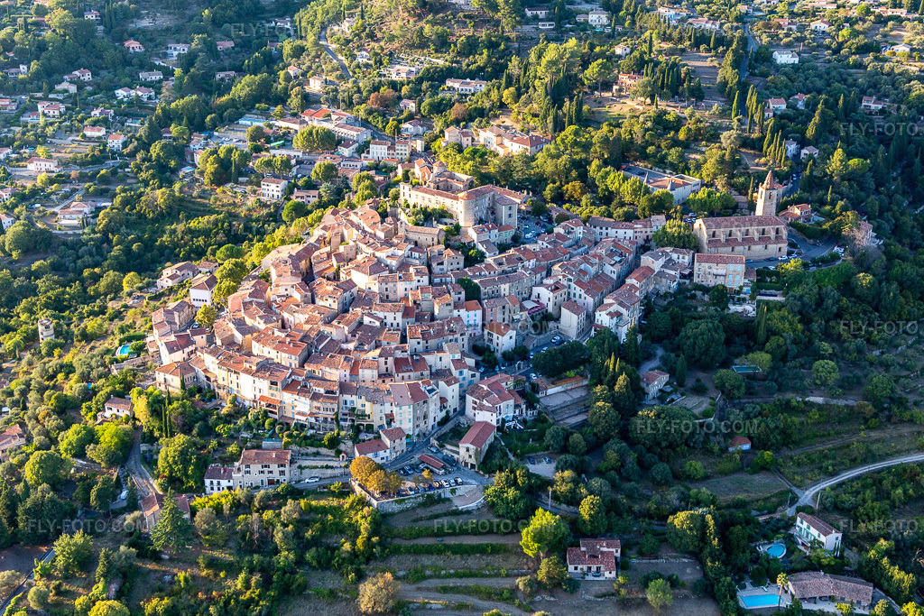 Aerial view: View of the town in Callian in the state Var, France.Photo: IMG_129540.jpg taken on 09/18/2021 by Werner Riehm/FLY-FOTO.comResolution of the original: 5323 x 3549 px