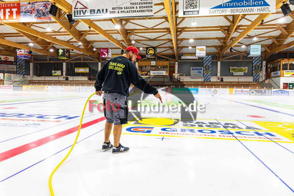 Eisaufbereitung 2024 | Eisaufbereitung Eisstadion Peißenberg, Eisaufbereitung 2024, 20240904,Tom Gerstenberger bei der Eisaufbereitung zum Saisonstart,2024-09-04 in Peißenberg (Eisstadion)Tom GerstenbergerCopyright: WolfgangxLindner 