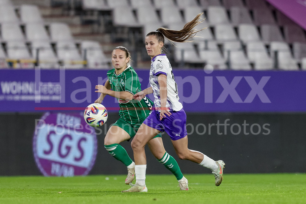 Fussball, Google Pixel Frauen-Bundesliga, SGS Essen - SV Werder Bremen | v.li.: Chiara D Angelo (SV Werder Bremen, 2) und Shari van Belle (SGS Essen, 14) im Zweikampf, Duell, Dynamik, Aktion, Action, Spielszene, DIE DFB-RICHTLINIEN UNTERSAGEN JEGLICHE NUTZUNG VON FOTOS ALS SEQUENZBILDER UND/ODER VIDEOÄHNLICHE FOTOSTRECKEN. DFB REGULATIONS PROHIBIT ANY USE OF PHOTOGRAPHS AS IMAGE SEQUENCES AND/OR QUASI-VIDEO.