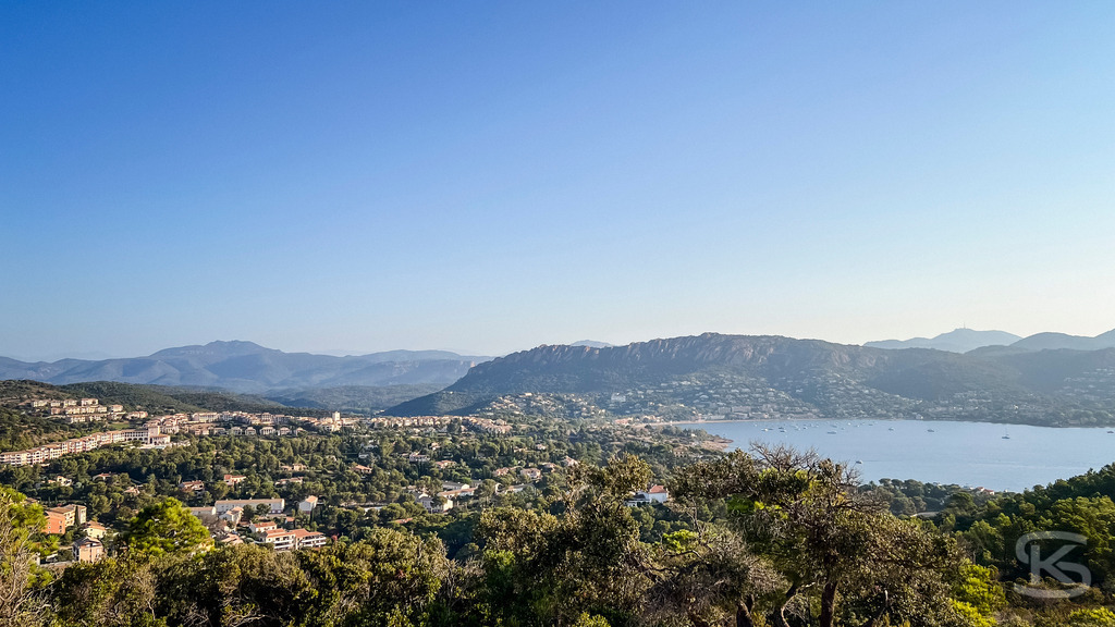 Panoramablick auf die Bucht von Villefranche-sur-Mer und Saint-Jean-Cap-Ferrat | Weitläufige Panorama-Ansicht der Rade de Villefranche und der Halbinsel Saint-Jean-Cap-Ferrat an der Côte d’Azur unter strahlend blauem Himmel, fotografiert von den Anhöhen des Mont Boron. - Realisiert mit Pictrs.com