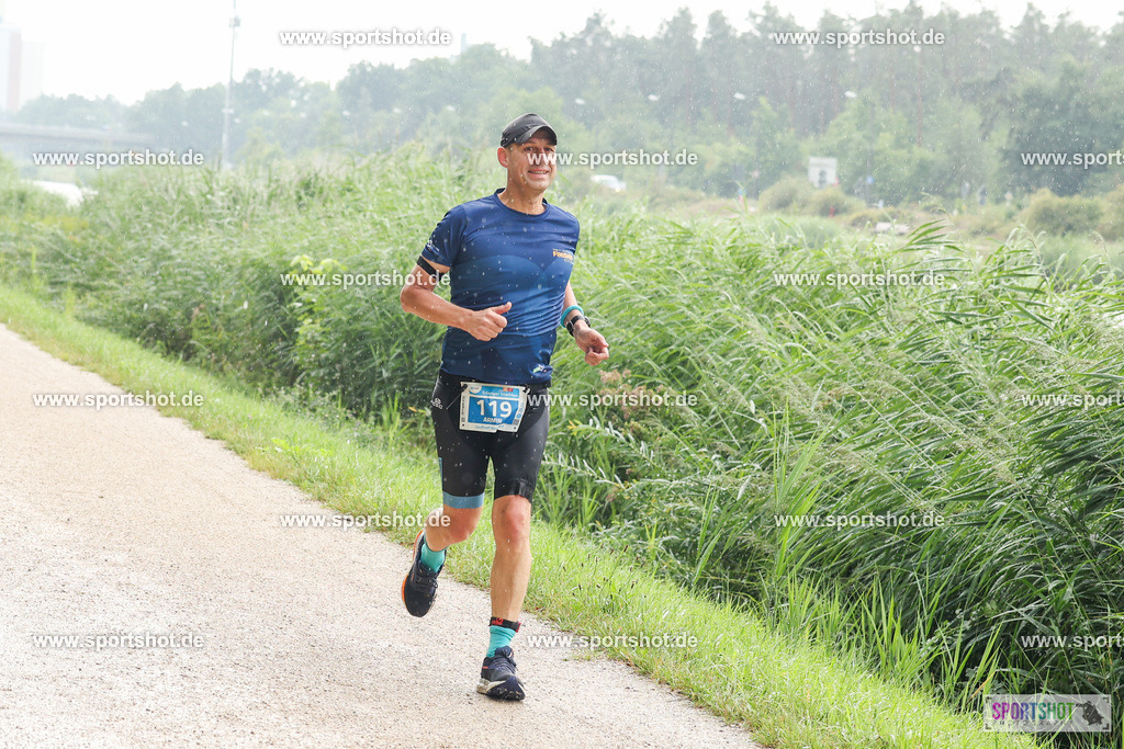 LUR_1425 | 34. M-net Erlanger Triathlon 2025 #erlangertriathlon  #mnettriathlon2025 #mnettriathlon #team #olympischedistanz #mitteldistanz #triathlon #maindonaukanal  #erlangertriathlon2025 #yourpictrs #tv1848 #tv1848erlangen  #triathlonbayern #sportinerlangen #demsportverbunden #sportshot_your_pictrs Copyright: www.sportshot.de