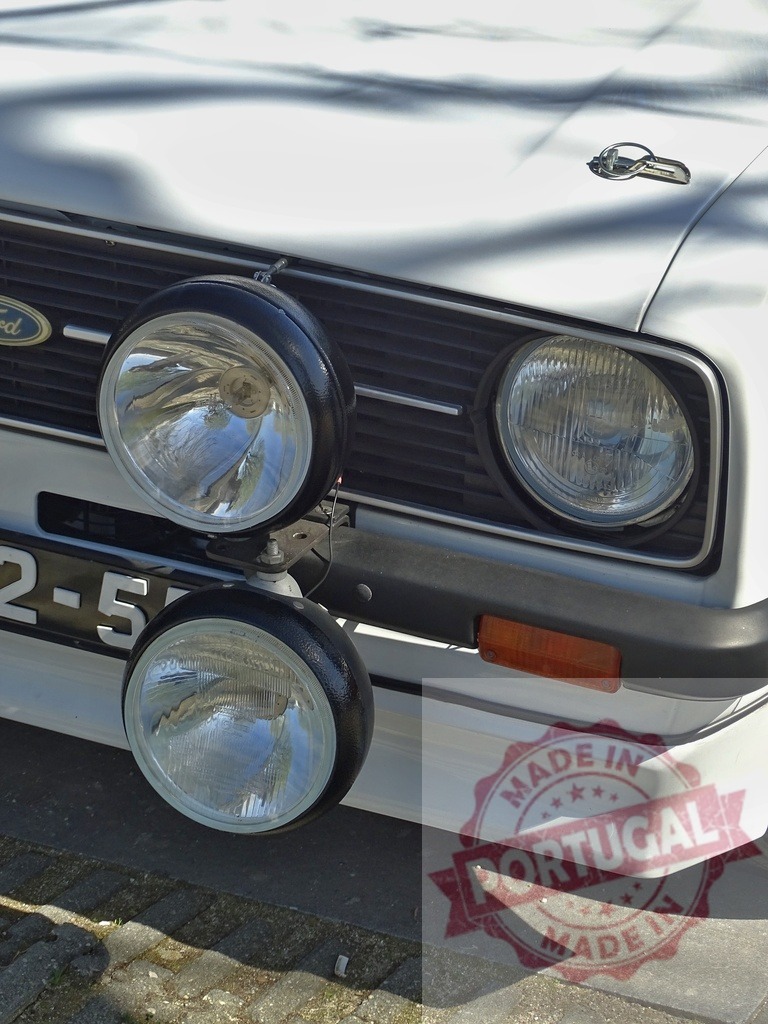 Ford Escort classic rally car auxiliary lights | Ford Escort showing vintage rally car styling with two round auxiliary lights - Realisiert mit Pictrs.com