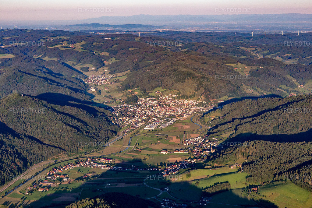 Luftbild: der von Schwarzwaldbergen umgebenen Tallandschaft der Kinzig in Haslach im Kinzigtal im Bundesland Baden-Württemberg in Deutschland. Foto: IMG_114891.jpg vom 01.06.2019 durch Werner Riehm/FLY-FOTO.de