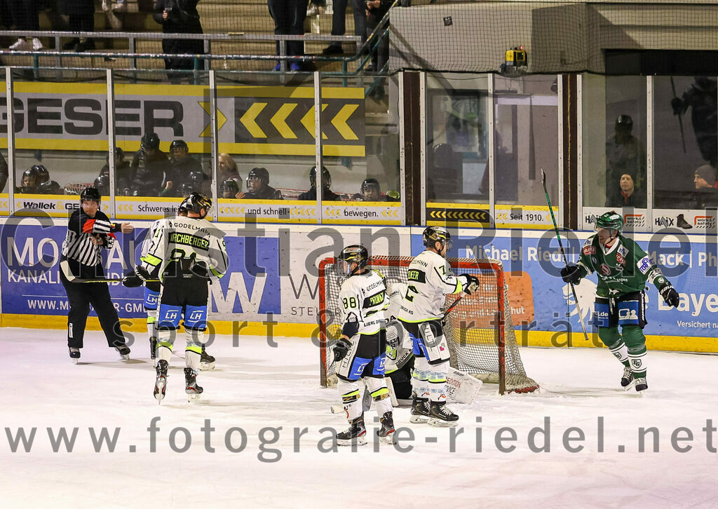 2024-02-02_078_TSV_Erding_gegen_ERSC_Amberg | Erding, Deutschland, 02.02.2024:
Eishockey, Bayernliga Vorrunde 2023 / 2024, 30. Spieltag, TSV Erding gegen ERSC Amberg, Endergebnis: 1:0

Torwart Timon Bätge (ERSC Amberg, #31), Thomas Plihal (Erding Gladiators, #39)

Foto: Christian Riedel / fotografie-riedel.net