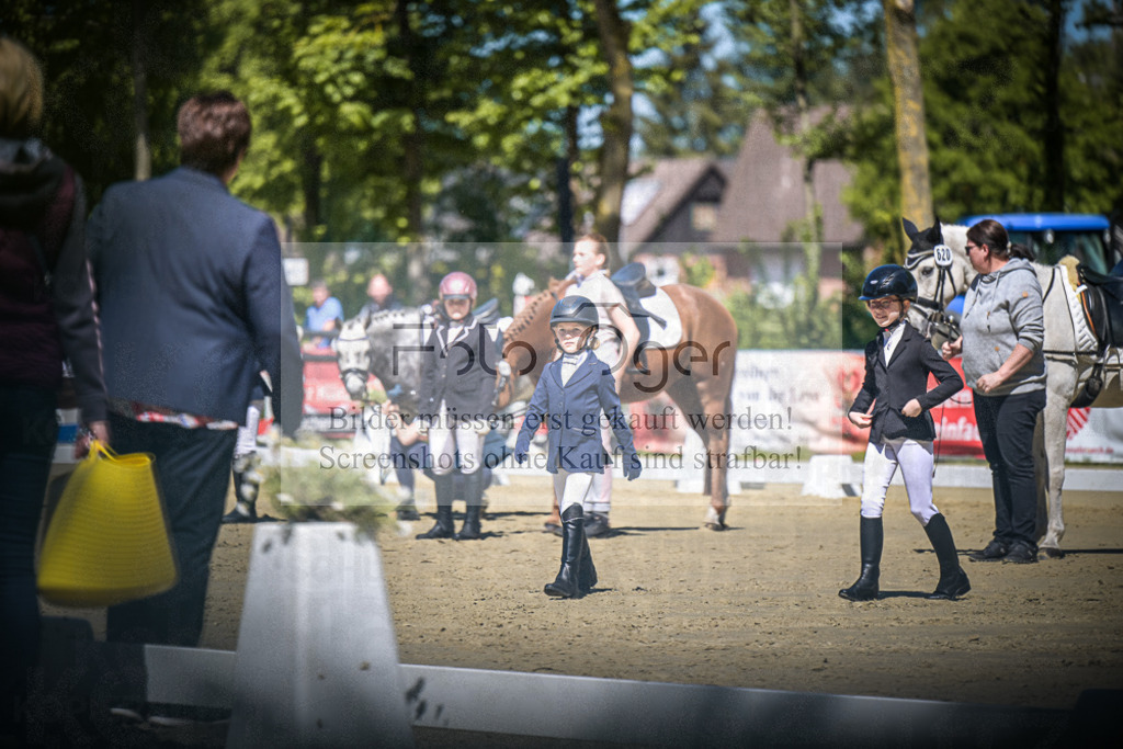 DOS_8626 | Entdecke hochwertige Reitturnierfotos von Foto Oger. Professionell, emotional und authentisch – jetzt Lieblingsmomente im Shop bestellen.Deutschlandweite Turnierfotografie. - Realisiert mit Pictrs.com