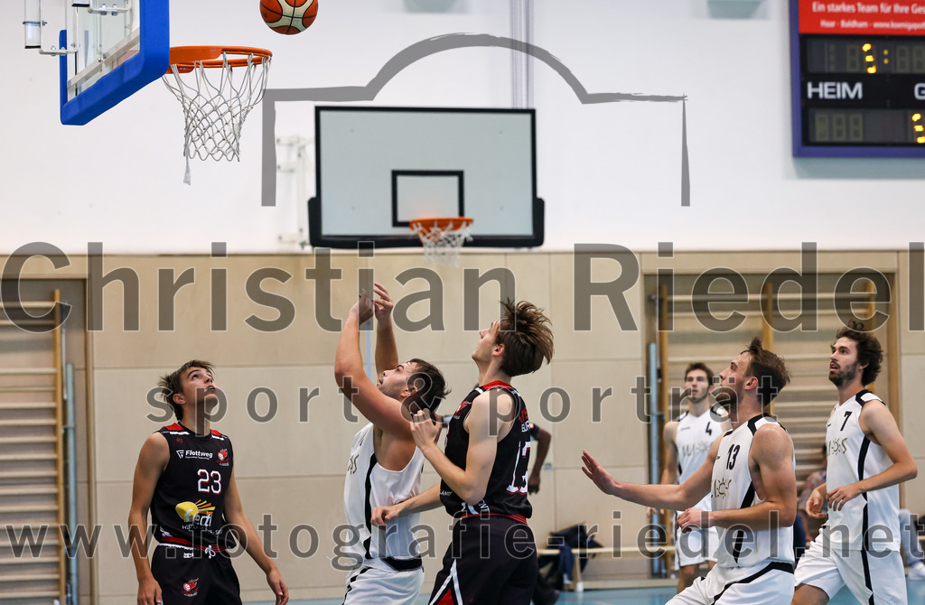 2022-10-16_048_TSV_Vaterstetten_gegen_Baskets_Vilsbiburg_2 | Vaterstetten, Deutschland, 16.10.2022:
Basketball, Bayernliga Herren Südost 2022 / 2023, 1. Spieltag, TSV Vaterstetten gegen Baskets Vilsbiburg 2, Endergebnis: 83:64

J. Lenk (Baskets Vilsbiburg, #23), C. Balszuweit (TSV Vaterstetten, #11), D. Esch (Baskets Vilsbiburg, #13)

Foto: Christian Riedel / fotografie-riedel.net