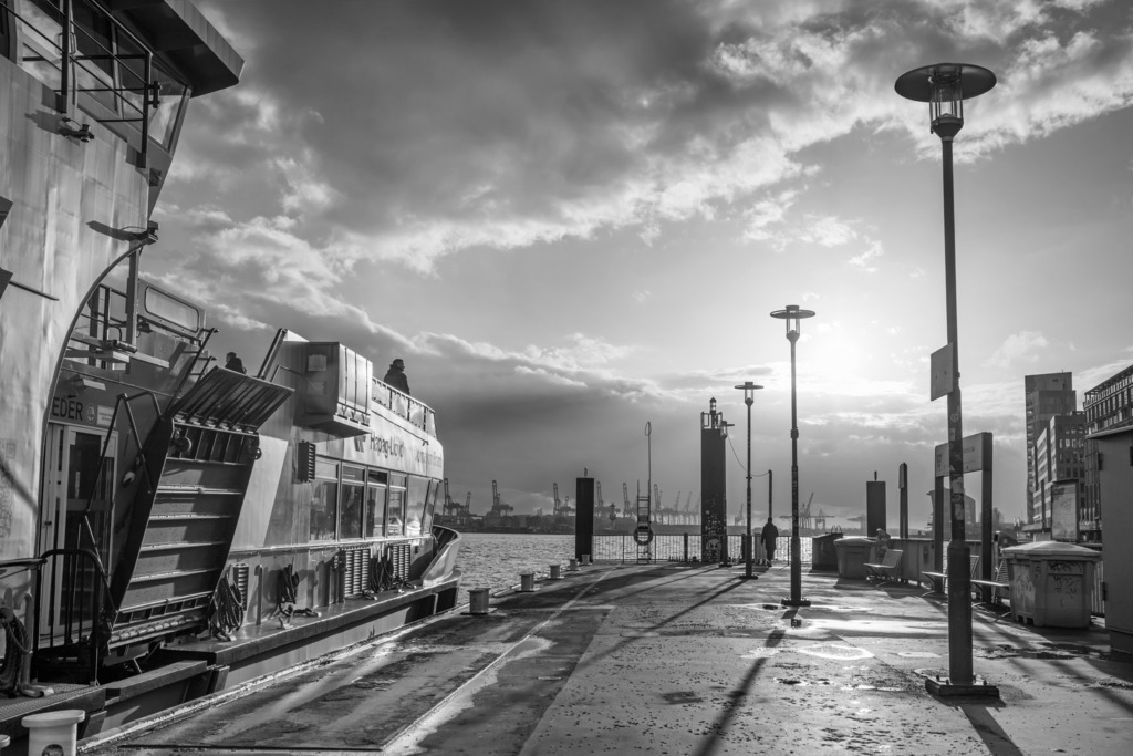 10230417 - Am Fähranleger Altona | Eindrucksvolle Schwarz-Weiß-Aufnahme vom Fährnanleger Altona im Abendlicht.