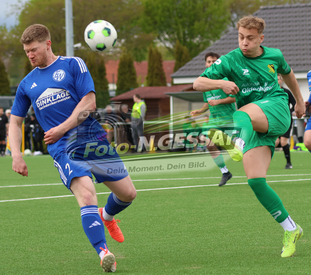 SC Enger - SV Enger-Westerenger | Auf dem Bild zu sehen: grün SC Enger: Alexander Geiger ; blau SV Enger-Westerenger: Kieren Forward SC Enger, SV Enger-Westerenger, Saison 25/26, Kreisliga A, Enger, Deutschland - Realisiert mit Pictrs.com