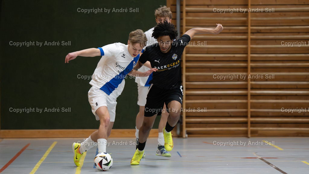 20250118_7302 | 21. A-Jugend-Turnier des VfR Neumünster um den KulturLokschuppen-Pokal 2025, Finale - Niendorfer TSV (weiss) vs. JFV A/O/B/H/H U19 (schwarz), Janosch Obertreis (Niendorf #8) / Muktari Yunusah (Ahlerstedt #25) - Realisiert mit Pictrs.com