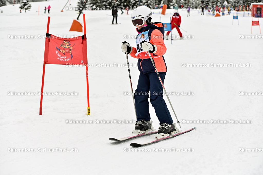 SRF_20.02.2026_1238 | Skirennfotos,Serfaus,Fiss,Ladis,Kinderskirennen,Winter,Tirol,Oberland,skirace,SFL,feelfree,weil wir's genießen,ski,Ski,skifahren,Sonnenplateau, - Realisiert mit Pictrs.com