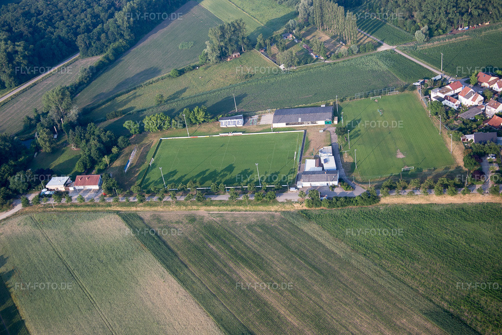 Luftbild: Sportplatz TuS 1914 eV im Ortsteil Mechtersheim in Römerberg im Bundesland Rheinland-Pfalz in Deutschland. Foto: IMG_080542.jpg vom 12.06.2015 durch Werner Riehm/FLY-FOTO.de