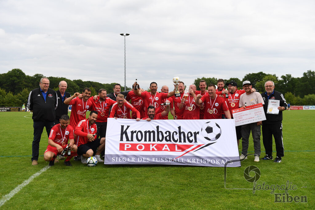 SV Brake Ü40-BW Bümmerstede (Ü40) | Kreispokal Finale Jade-Weser-Hunte Ü40; SV Brake Ü40 (rot)-BW Bümmerstede Ü40 (weiß) am 15.06.2025 in Rastede (Sportanlage Köttersweg), Photo: Philip Eiben 2025 - Realisiert mit Pictrs.com