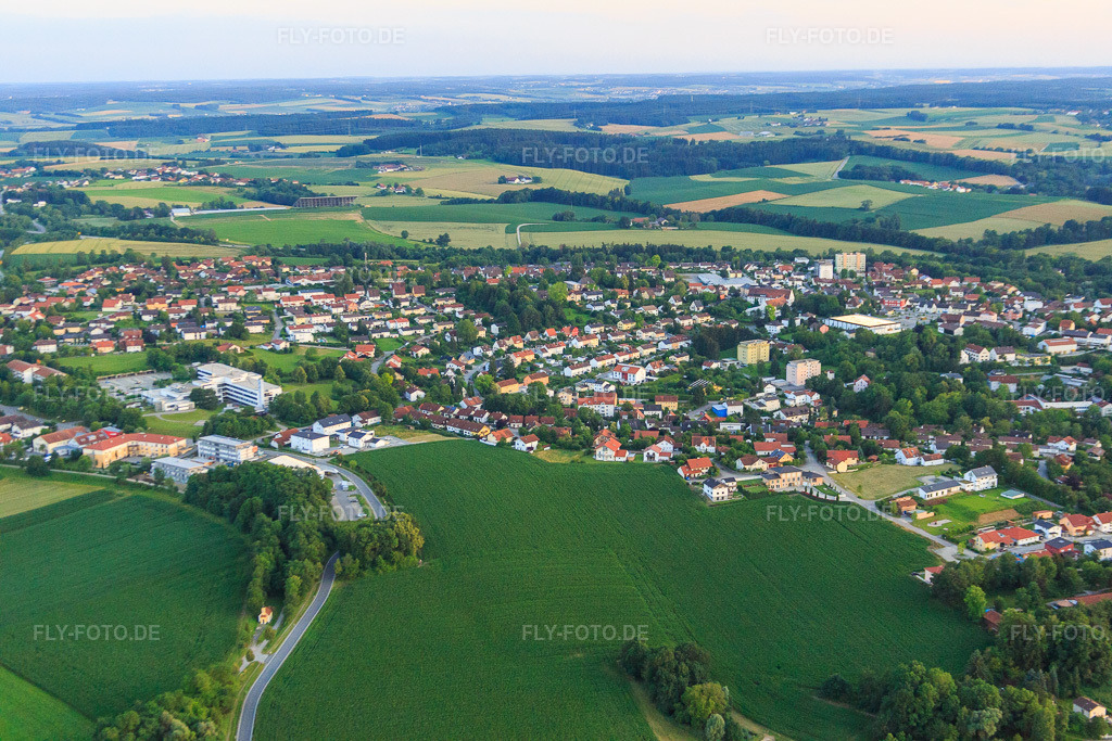 Luftbild: DONAUISAR Klinikum Landau im Ortsteil Thalham in Landau im Bundesland Bayern in Deutschland. – Foto: IMG_090404.jpg vom 01.07.2016 durch Werner Riehm/FLY-FOTO.de – Auflösung des Originals: 5472 x 3648 px – Klinikum Deggendorf Dingolfing Landau - Klinikum, Krankenhaus, Medizin, Chirurgie, Allgemeinmedizin, Institute, Ärzte, Pflege, Krankenpflege, Augenheilkunde, Zentren, Innere Medizin