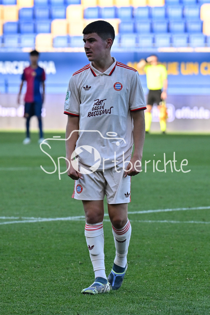 FC Barcelona U19 - FC Bayern München U19 | im bild Felipe CHAVEZ (FC Bayern U19 #16) / Freisteller / Einzelfoto / UEFA Youth League: FC Barcelona U19 - FC Bayern München U19, Estadi Johan Cruyff am am 23.10.2024