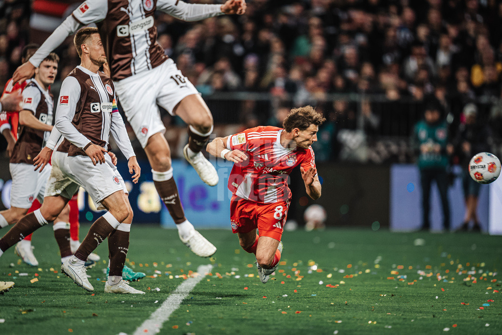 Fußball | Männer | Saison 2025/2026  | Fußball-Bundesliga | 29. Spieltag | FC St. Pauli vs. FC Bayern München | 11.04.2026 | Kopfballtor von Leon Goretzka (#8, FC Bayern München) wird Abseits gewertet