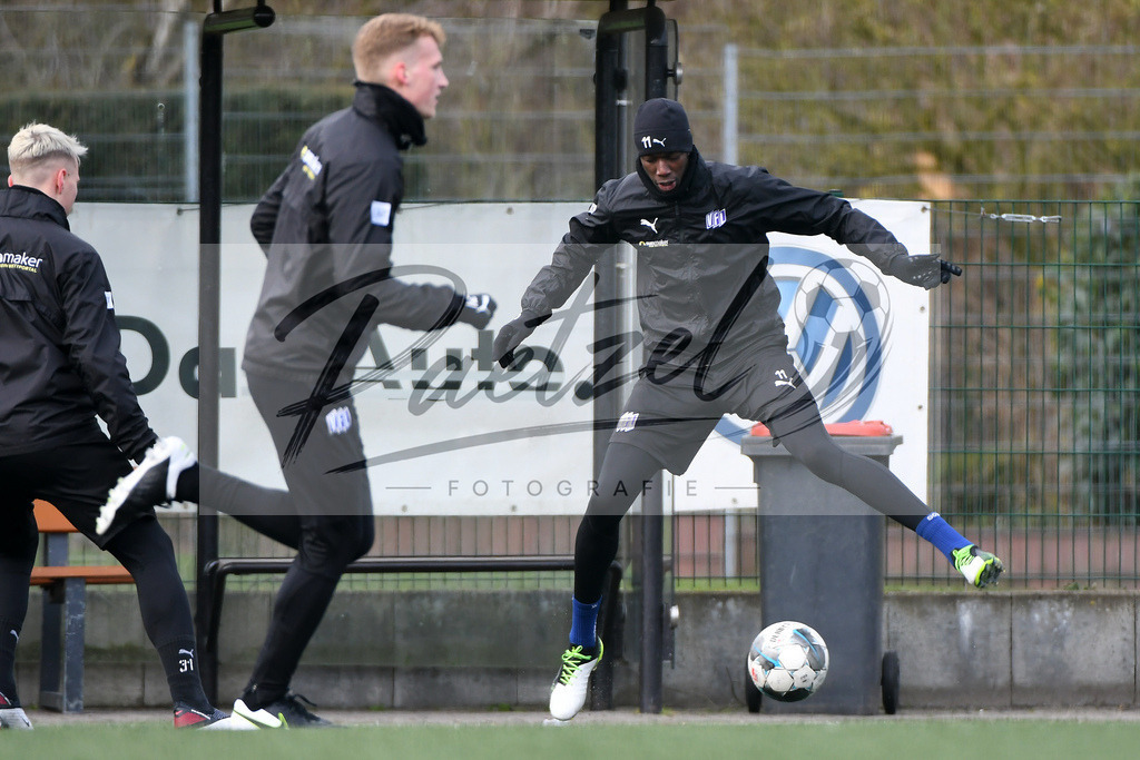 20200302_TRAOSN_0009 | Fussball, Herren: Assan Ceesay (VfL Osnabrueck) in Aktion, am Ball, Einzelaktion waehrend der Trainingseinheit des VfL Osnabrueck im Sportpark Illoshoehe am 02.03.2020 in Osnabrueck, Deutschland. - Realisiert mit Pictrs.com
