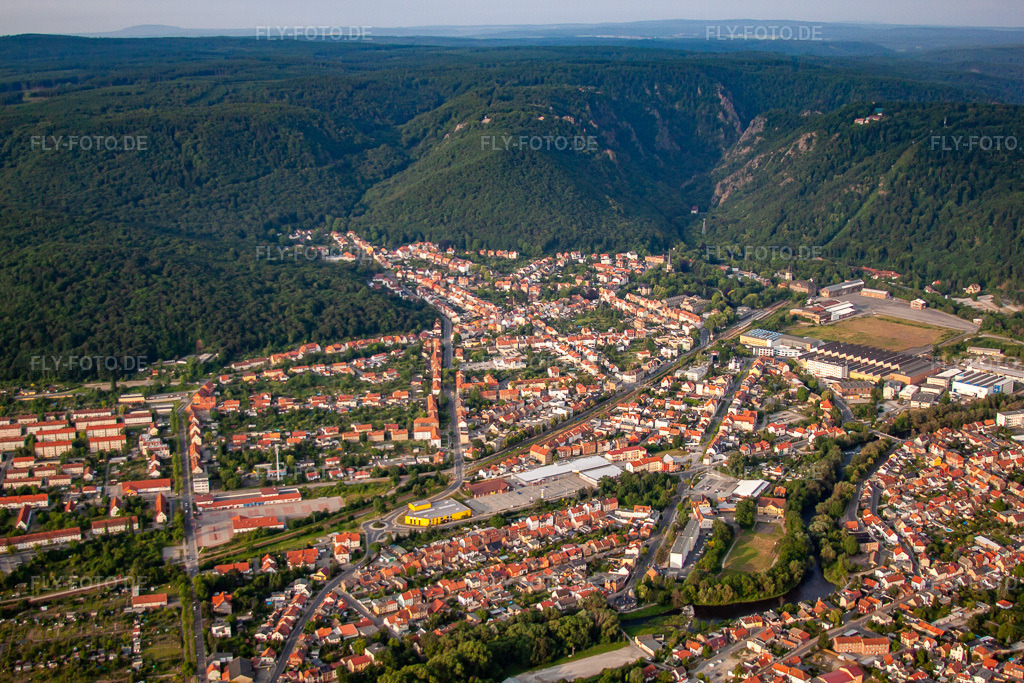 Luftbild: Ortsansicht der Straßen und Häuser der Wohngebiete in Thale im Bundesland Sachsen-Anhalt in Deutschland. Foto: IMG_58119.jpg vom 28.06.2013 durch Werner Riehm/FLY-FOTO.de