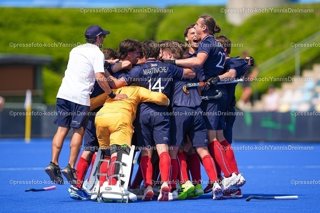 xydrx12082501038 | 12.08.2025, xydrx, Herren EuroHockey Championship 2025, Gruppenphase, Gruppe B, Frankreich - England, Sparkassenpark Mönchengladbach: die Französische Feldhockey Nationalmannschaft jubelt über den 3:2 Sieg