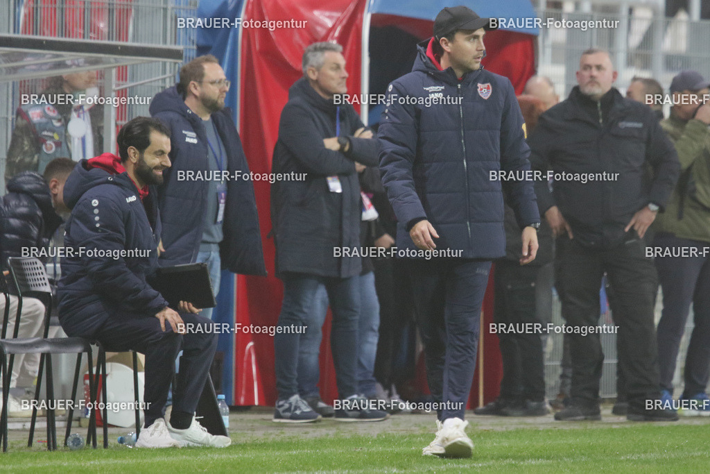 15.11.2025 KFC Uerdingen - SPVG Schonnebeck | Krefeld, Deutschland, 15.11.2025: Julian Stöhr, Trainer (KFC Uerdingen) schaut während des Oberliga Niederrhein Spiels zwischen KFC Uerdingen  - Spvg Essen Schonnebeck am 15.11. 2025 im Krefelder Grotenburg - Stadion in Krefeld, Deutschland. (Foto Ralph Görtz / Brauer-Fotoagentur)