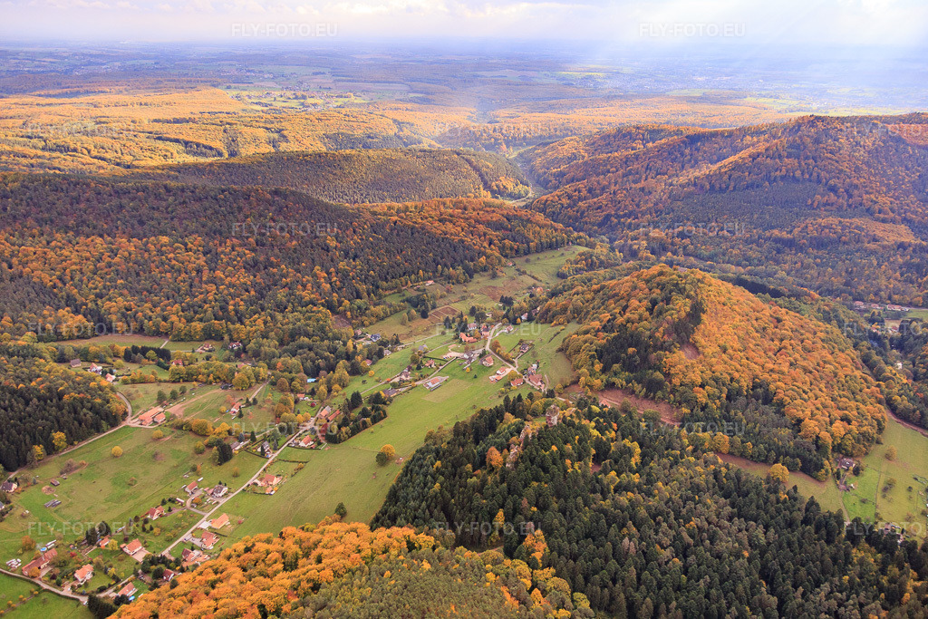 Vue aérienne: Vue de la ville depuis le nord à Windstein dans le département Bas Rhin, France – .Photo: IMG_084642.jpg prise le 23/10/2015 par Werner Riehm/FLY-FOTO.eu – Résolution de l'original: 5472 x 3648 px