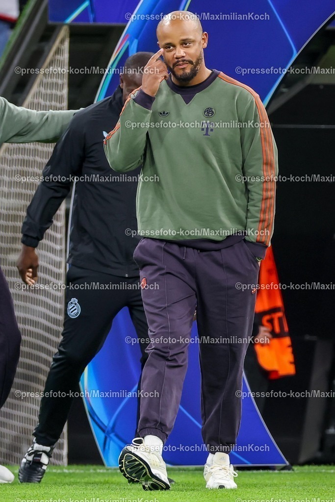 UCL22102501013 | 22.10.2025, Fußball, UEFA Champions League, FC Bayern München - Club Brügge, Allianz Arena, Saison 2025 2026: Cheftrainer Vincent Kompany (FC Bayern Muenchen #hc)  bei der Platzbegehung vor dem Spiel Regulations prohibit any use of photographs as image sequences and or quasi-video.