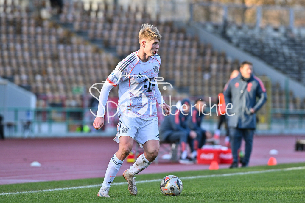 TSV Schwaben Augsburg - FC Bayern Amateure | AUGSBURG, GERMANY - 29. NOVEMBER: am Ball Anton HEINZ (FC Bayern München II 10) / beim Ligaspiel zwischen dem TSV Schwaben Augsburg und den Amateuren des FC Bayern am 20. Spieltag der Regionalliga Bayern im Rosenaustadion
