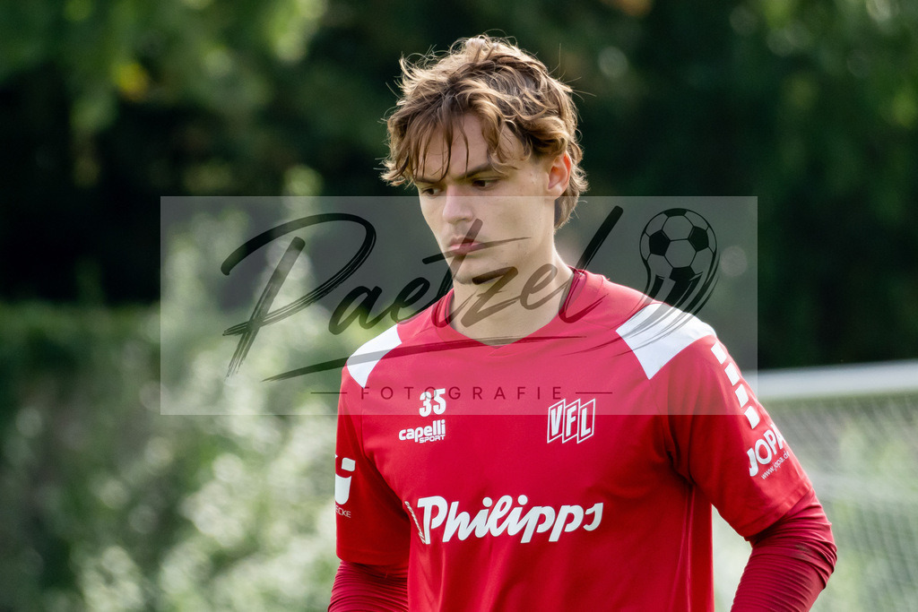 20260909_TRAOSN_0176 | Fußball, Herren: Torhüter Lowe Bjerlestam (VfL Osnabrück) schaut beim Training des VfL Osnabrück am 09.09.2026 im Sportpark Illoshöhe in Osnabrück, Deutschland.(Foto von Nico Paetzel) - Realisiert mit Pictrs.com