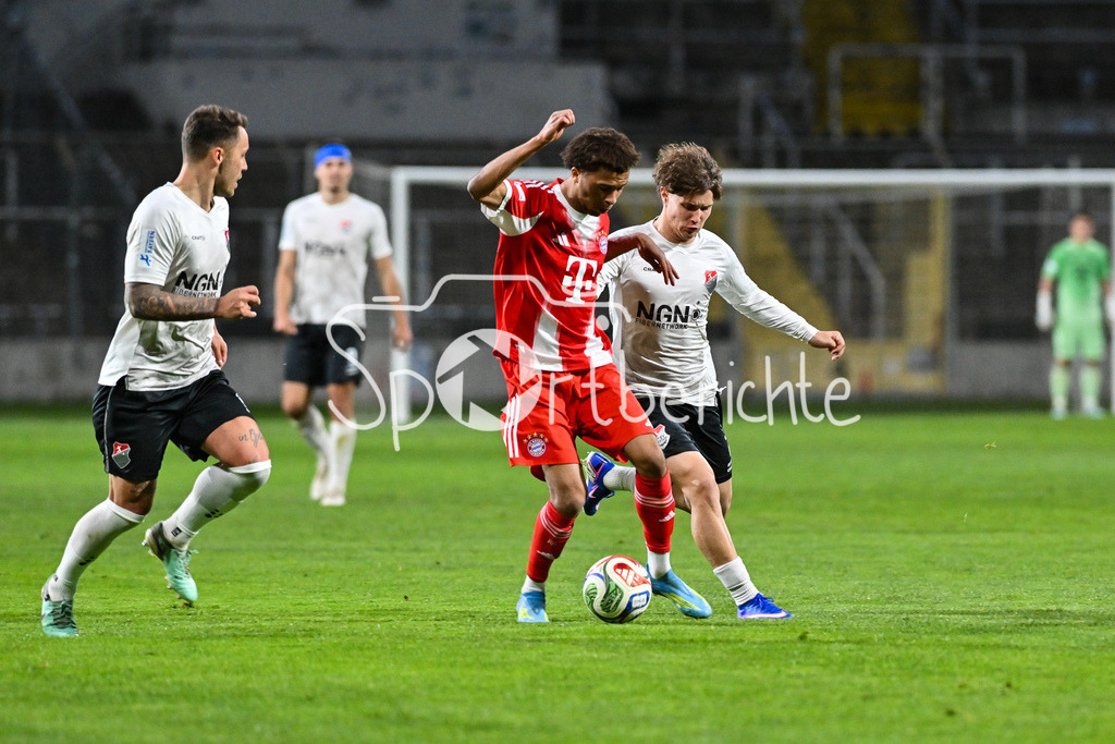 FC Bayern Amateure - TSV Aubstadt | MÜNCHEN, GERMANY - 24. APRIL: im Duell Aadiki CHEMWOR (FC Bayern München II 13) und Luke BARGET (TSV Aubstadt 7) während dem Match zwischen den Amateuren des FC Bayern und dem TSV Aubstadt am 31. Spieltag der Regionalliga Bayern im Grünwalder Stadion