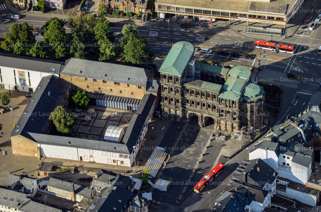 3291008 | Die Porta Nigra ist ein  früheres römisches Stadttor am Porta-Nigra-Platz und Wahrzeichen der Stadt Trier
