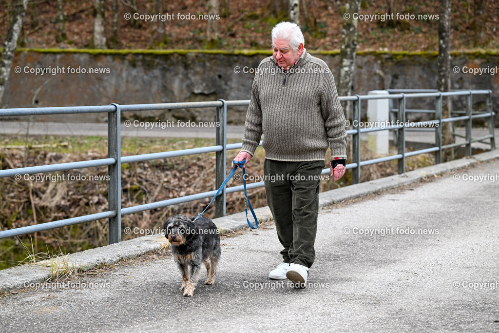 Gruenau_ Max Brick und Django_ 28.02.2024-3 | 28.02.2024, Gruenau im Almtal, AUT, Max Brick, im Bild Max Brick und sein Hund Django (Jagdterrier)