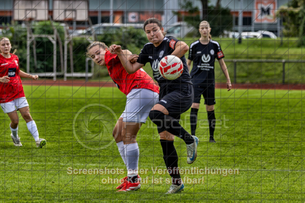 20250928_133625_0267-Bearbeitet | Luisa Reiser (1.FC Donzdorf #05)1.FC Donzdorf (schwarz) vs. TV Derendingen (rot), Fussball, Frauen-Verbandsliga Württemberg, 03. Spieltag, Saison 2025/2026, Rasenplatz Lautertal Stadion, Süßener Straße 16, 73072 Donzdorf, 28.09.2025 - 13:00 Uhr,Foto: PhotoPeet-Sportfotografie/Peter Harich