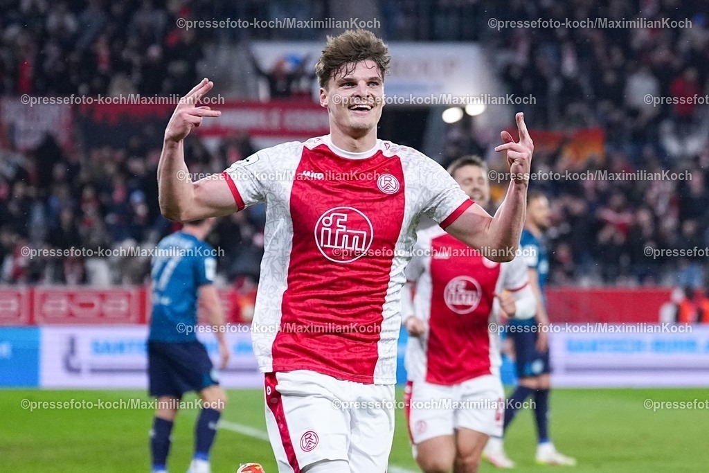 xYDRx01022601036 | 01.02.2026, xydrx, Fußball, 3.Liga, Rot-Weiss Essen - SV Wehen Wiesbaden, Saison 2025 2026, Stadion an der Hafenstraße: Torjubel nach dem Tor zum 1:0 für Rot-Weiss Essen durch Torschütze Marek Janssen (Rot-Weiss Essen #20)   DFB regulations prohibit any use of photographs as image sequences and or quasi-video. Photo: xYannisxDreimannxPressefotoKochx