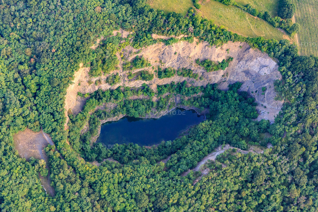 Luftbild: Basalt-Steinbruch in Forst an der Weinstraße im Bundesland Rheinland-Pfalz in Deutschland. Foto: IMG_108855.jpg vom 15.07.2018 durch Werner Riehm/FLY-FOTO.de