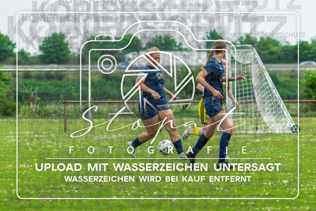 Kreisliga Damen HK - SVN Buchholz vs. SG Fulde | Luisa Baßmann (#10 SVN Buchholz); Kreisliga Damen HK - SVN Buchholz vs. SG Fulde am 03.05.2026 in Sportplatz Buchholz, Buchholz (Aller) - Realisiert mit Pictrs.com
