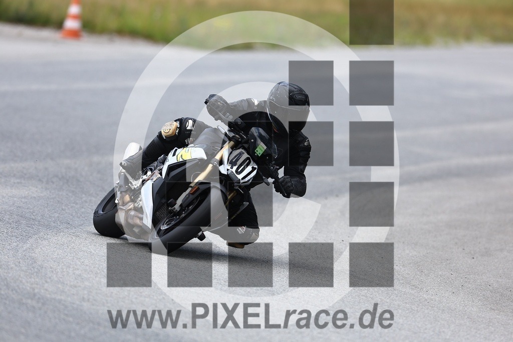 0401-20250714_03259 | Schöne Erinnerungen an spannende Momente - das festzuhalten ist unser Job. PIXELrace.de ist seit 2003 auf den Rennstrecken Europas unterwegs um die Action draußen beim Fahren und die wunderbare Stimmung imm Fahrerlager für euch einzufangen.