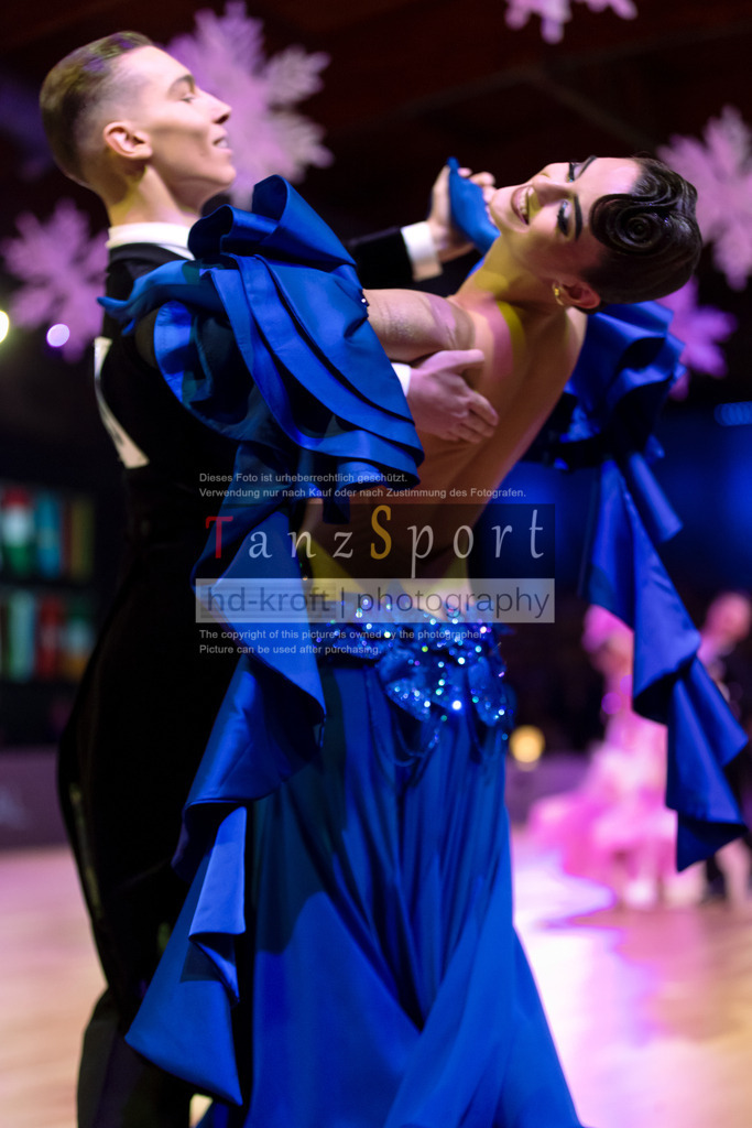 20241215_WDSF_Int_Open_Std-Riga-9158 | Tanzsportbilder, Standardtanz, Lateintanz, WDSF, DTV, LTVB, dancecomp, goc, hessen tanzt, blaues band der spree, walzer, tango, wiener walzer, slowfox, quickstepp, samba, rumba, cha-cha-cha, paso doble. jive, hd-kroft photography, turniertanzsport