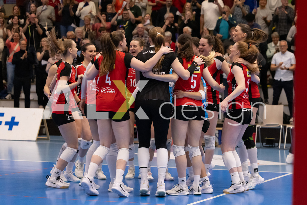 Volleyball I Frauen I Saison 2025-2026 I Volleyball NLA | Women I 1/2 Finals I  VC Kanti Schaffhausen - Sm'Aesch Pfeffingen I 22.03.2026 | Jubel zum Sieg von VC Kanti Schaffhausen - Realisiert mit Pictrs.com