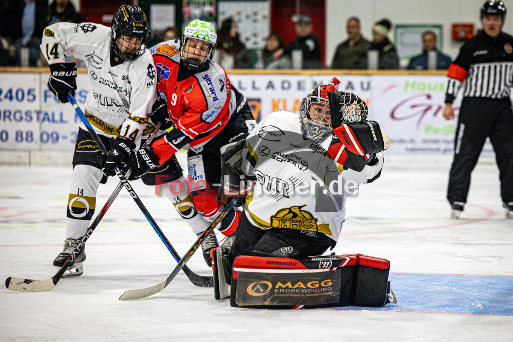 TSV Peißenberg MINERS vs EHC Königsbrunn | Eishockey Bayernliga Vorrunde 2024/2025, TSV Peißenberg MINERS vs EHC Königsbrunn, 20241027,Stefan VAJS (EHC Goalie 32) sicher,2024-10-27 in Peißenberg (Eisstadion)Stefan VAJS (EHC Goalie 32)Copyright: WolfgangxLindner