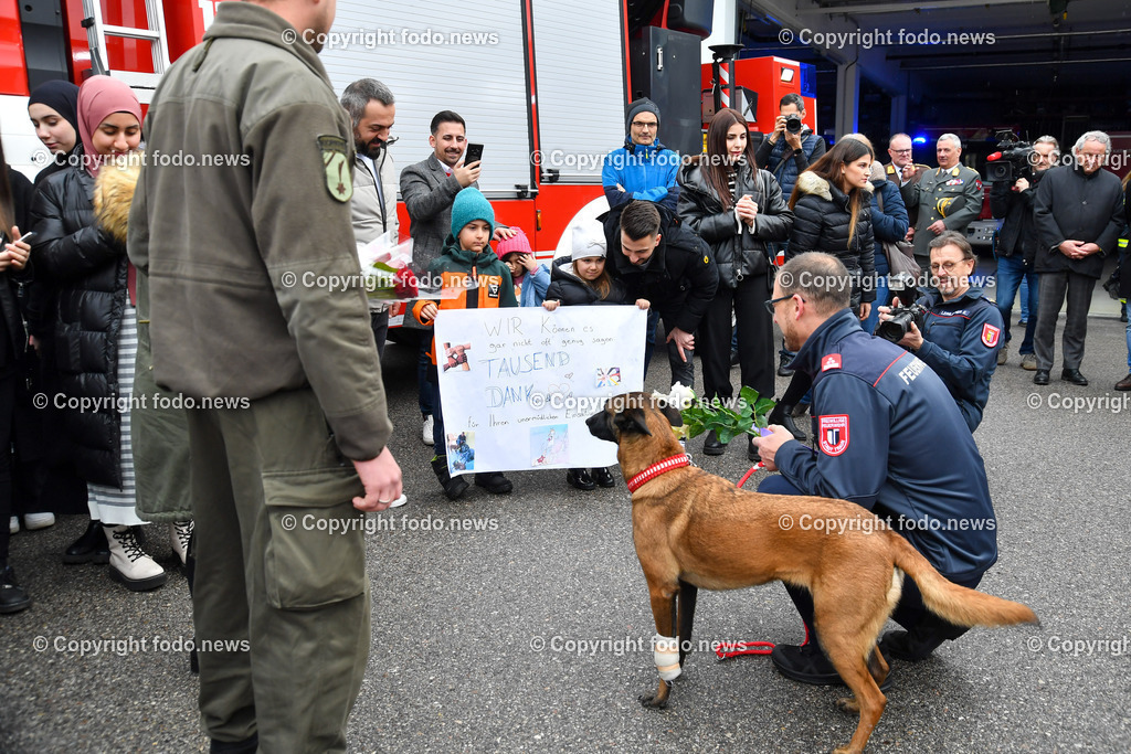 Feuerwehr Traun_ Empfang Rettungshunde Erdbebeneinsatz Türkei_ 17.02.2023-21 | 17.02.2023, Traun, AUT, Feuerwehr Traun, Empfang Rettungshunde Erdbebeneinsatz Tuerkei, im Bild Markus Gruber mit Boom und Gerald Schmidberger mit Action werden herzlich empfangen